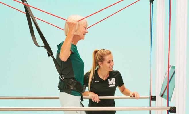 Patienten macht Übung zur Sturzprävention